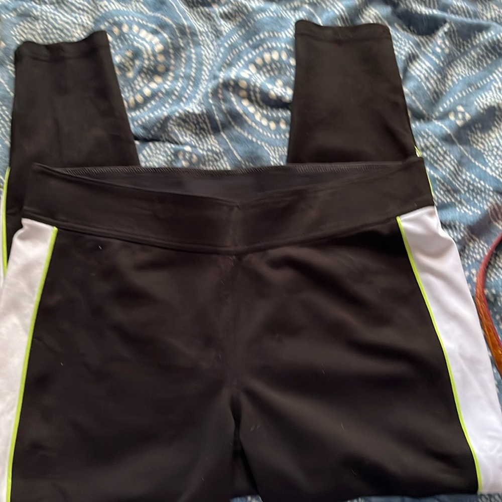 Peter Nygard Slims Black w white trim on edges. Sz L